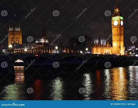 El Palacio De Westminster Y Westminster Tienden Un Puente Sobre Noche