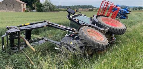 Saint Jean de Marcel Le tracteur agricole se retourne un blessé grave