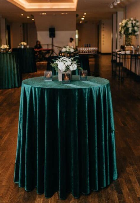 Elegant Emerald Green Wedding Theme Ideas