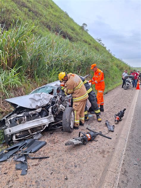 Idosa Fica Ferida Em Acidente Entre Carro E Bitrem Na BR 381 Vales De