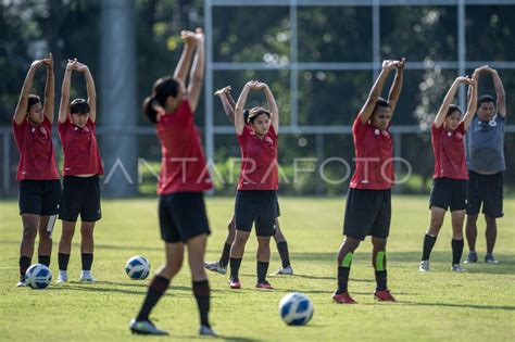 Latihan Timnas Jelang Semi Final AFF U 19 ANTARA Foto