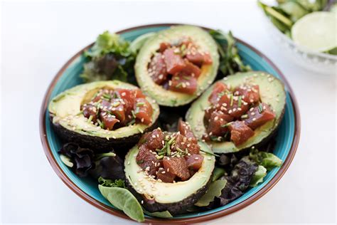 Aguacates rellenos de Atún picante Ricardo Fuentes