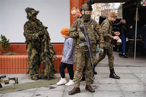 Piknik Patriotyczny pokazy wozów bojowych Parafia pw św Andrzeja