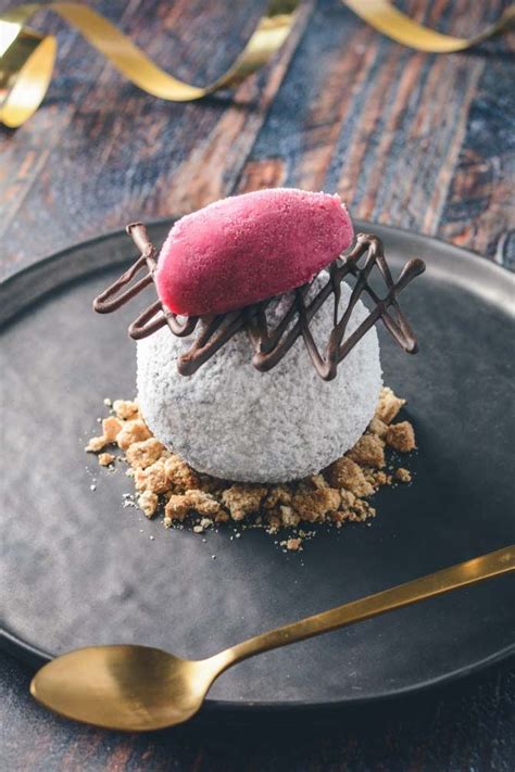 Snekugle med chokolademousse og granatæblesorbet Opskrift Fancy