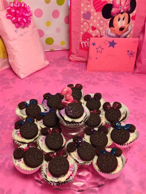 My Daughter S Minnie Mouse Birthday Party Cupcakes With Oreos For