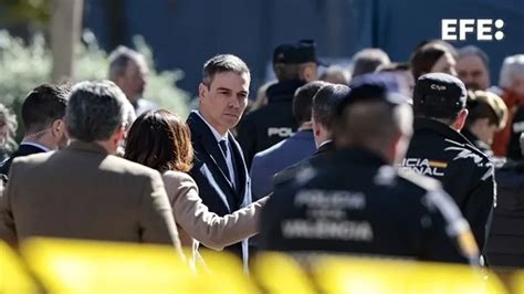 Sánchez visita el edificio incendiado en Valencia y traslada la