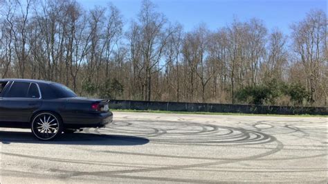 Crown Vic On 24s Does Donuts 🔥🔥🔥 Youtube