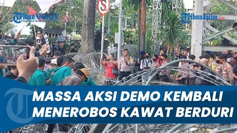 Detik Detik Aksi Unjuk Rasa Mahasiswa Terobos Kawat Berduri Di Patung