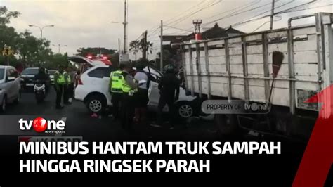 Minibus Ringsek Parah Usai Tabrak Truk Sampah Pengemudi Terjepit Badan