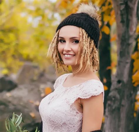 17 Most Flattering Wedding Hairstyles For Locs In 2024