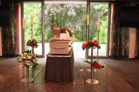 A Coffin With A Flower Arrangement In A Morgue Imagen De Archivo