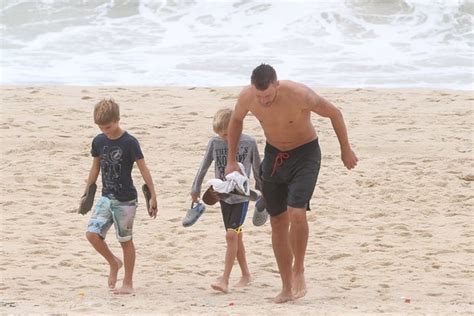 EGO Rodrigo Hilbert Anda De Bicicleta Os Filhos Em Praia Do Rio