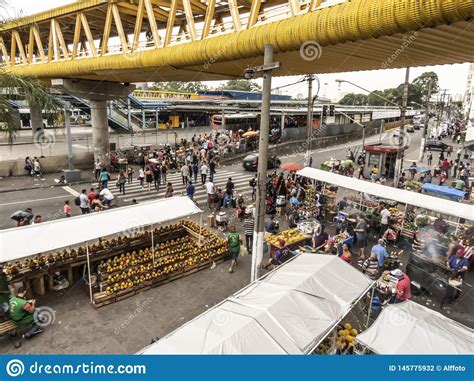 Mercado De Rua Ao Lado Do Terminal De Nibus De Parque Dom Pedro Ii Na