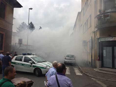 Corsico Il Motore Dellauto Prende Fuoco Paura In Centro Corriere It