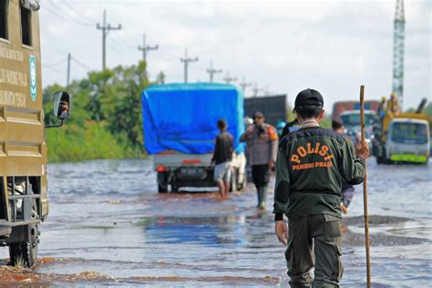 Jalur Poros Bukit Rawi Banjir Satpol PP Provinsi Kalteng Bantu