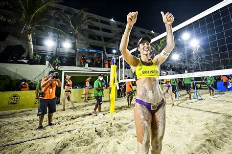 Ágatha e Duda vencem campeãs mundiais e vão à final de Cancún vôlei