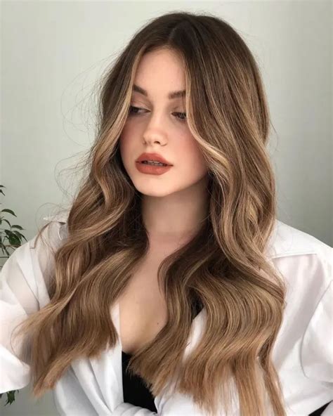 Color Bronde Sigue De Moda Para El Verano De 2023 En 2023 Colores