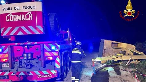 Operaio Enne Schiacciato Da Autogr A Potenza Ferito Il Collega Che