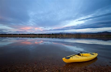 Un Kajak Amarillo Con Un Remo En La Orilla De Un Lago En La Salida Del