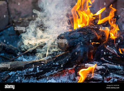 Brennende kohlen Fotos und Bildmaterial in hoher Auflösung Alamy