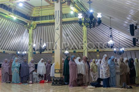 Shalat Tarawih Pertama Di Yogyakarta Antara Foto