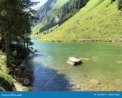 Lago Alpino Seealpsee En La Cordillera De Alpstein Y En La Regi N De