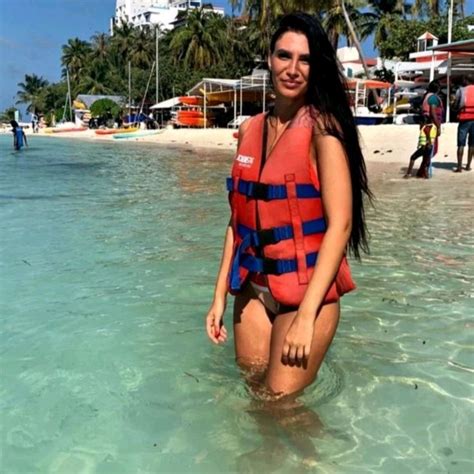 Hot Sexy Aliya Awad Bikini Pics