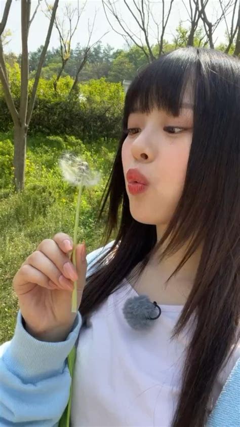 Hanni Blowing A Dandelion Celebridades Chicas Kpop