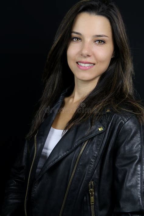 Mooi Brunette Over Een Zwarte Achtergrond Stock Afbeelding Image Of Jong Manier 58134837