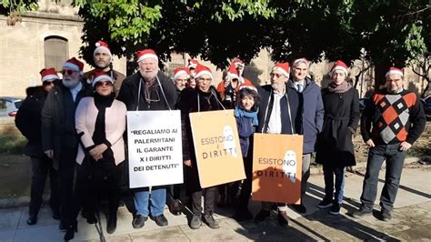 Anche I Detenuti Hanno Dei Diritti Protesta Davanti Al Carcere