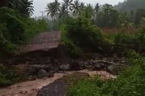 Akses Antarkecamatan Di Pulau Adonara Terputus Akibat Banjir Antara