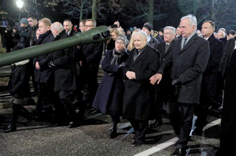 Warszawa trumna z ciałem byłego premiera Jana Olszewskiego przewożona