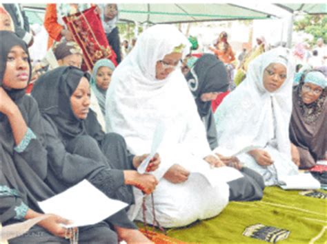 Welcome To Chitoo's Diary.: Aisha Buhari, Children, Pray At An-Nur Mosque