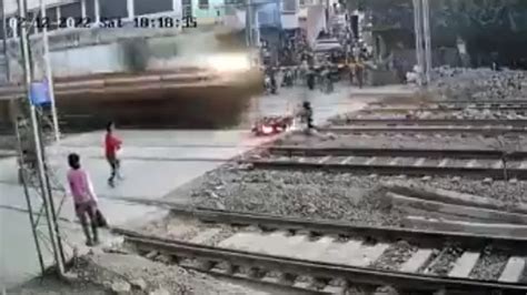 Por Poucos Segundos Motociclista Escapa De Ser Atropelado Por Um Trem