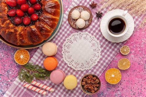 Draufsichtzuckerpulver Erdbeerkuchen Mit Macarons Auf Dem Rosa