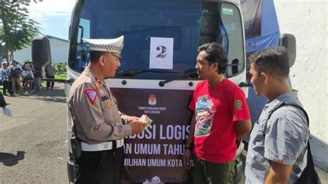 Polisi Cek Surat Kendaraan Sopir Pengangkut Logistik Pemilu Di Kota