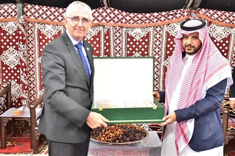 عام سفير الدنمارك لدى المملكة يزور مهرجان السمح الموسمي بالجوف