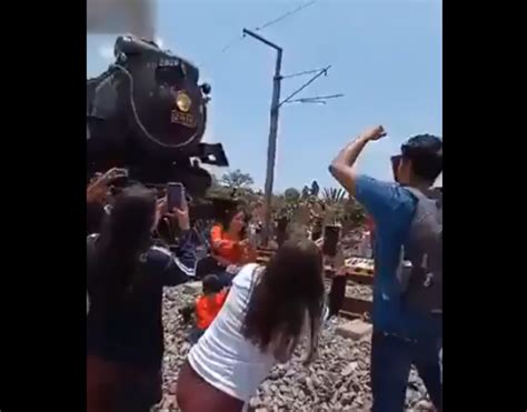 VÍDEO Mulher morre atingida por trem ao tentar tirar selfie no México