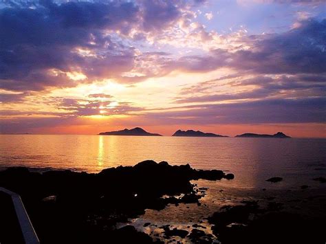 Atardecer En Vigo Y Al Fondo Las Islas C Es Espa A Puestas De Sol