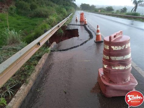 Buraco é provocado pela chuva na BR 354 próximo a Lagoa Formosa Clube