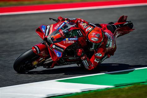 Pecco Bagnaia gana el sprint de Mugello pese a la lluvia y Marc Márquez