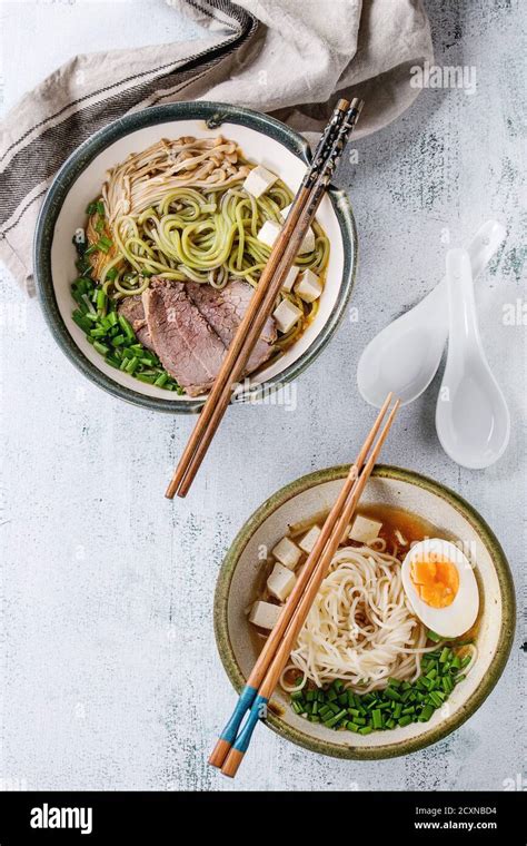 Deux bols de différentes soupes asiatiques avec des nouilles soba au