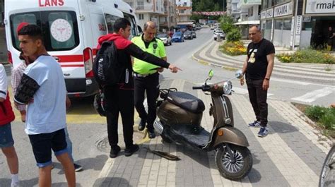 Ticari aracın çarptığı motosiklet sürücüsü metrelerce savruldu