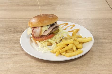 Klassischer Hamburger Mit Salat Tomaten Zwiebel Speck K Se Und