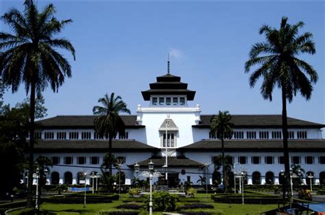 Biografi Sejarah Kota Bandung Kennyseptyannisa