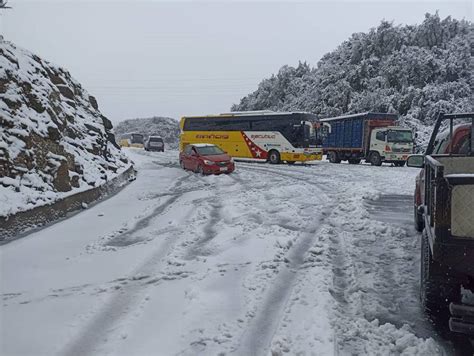 Intensa caída de nieve dejó varios vehículos atrapados en la vía Pifo