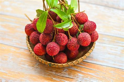 Lichis En Canasta Liaca Fresca Madura Frutas Tropicales Peladas Lychees