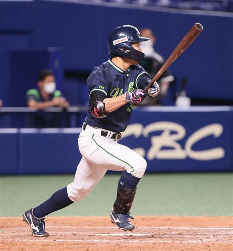 【ヤクルト】代役3番の山崎が9回1死で逆転打 3安打3打点に高津監督驚き「思い切りよく3番の仕事をしてくれた」 スポーツ報知