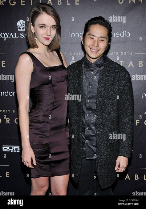 L R Sasha Egorova Chon And Justin Chon Llega A La Gala Anual