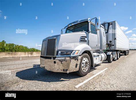 Industrial Professional Long Hauler Carrier Big Rig Gray Semi Truck